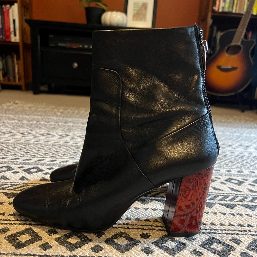 Topshop black booties w/tortoise chunky heel